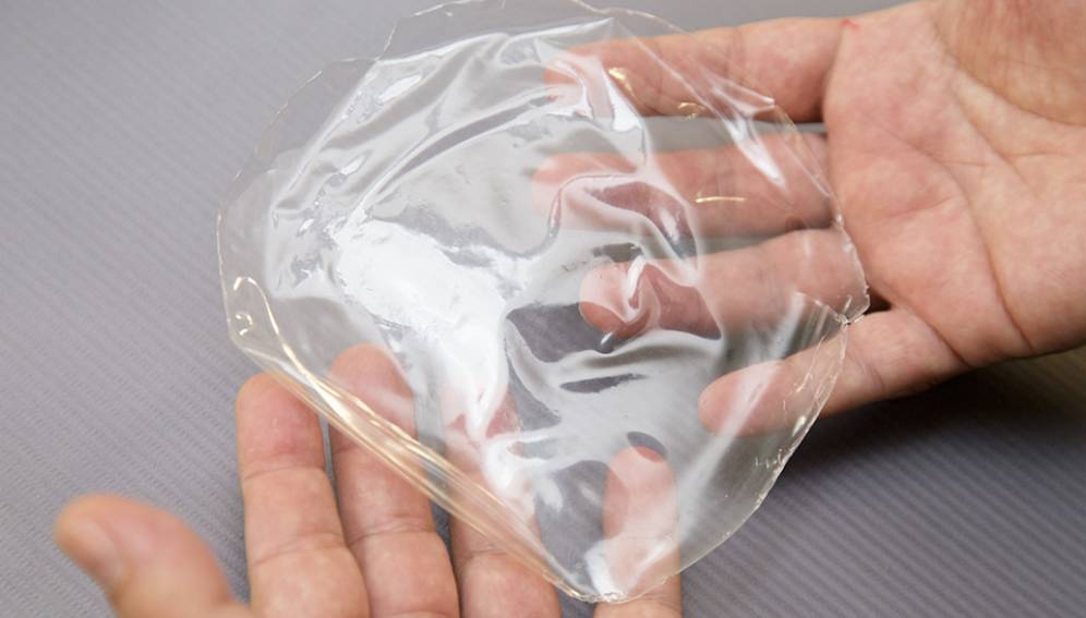 Fabrican plástico biodegradable con almidón de yuca