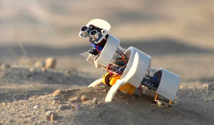 Este robot transforma desiertos en zonas verdes y funciona sólo con energía solar